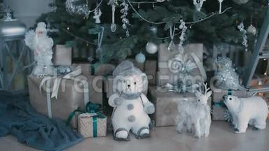圣诞<strong>客厅</strong>有星星和雪。 圣诞树和圣诞<strong>装饰品</strong>